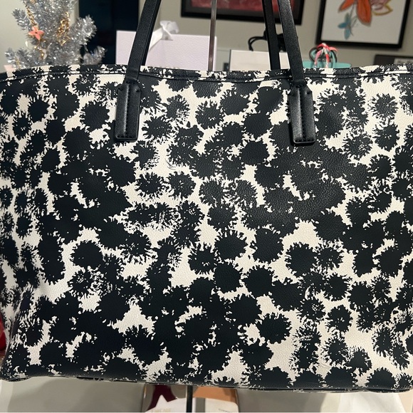 EUC barely used Trina Turk black and white travel
luxury large tote. - Picture 3 of 6